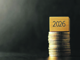 Geldmünzen-Stapel mit Jahreszahl 2026