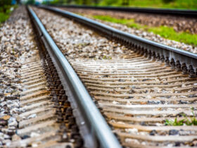 Symbolfoto Gleise Zug Bahn