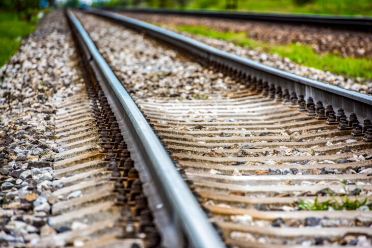 Symbolfoto Gleise Zug Bahn