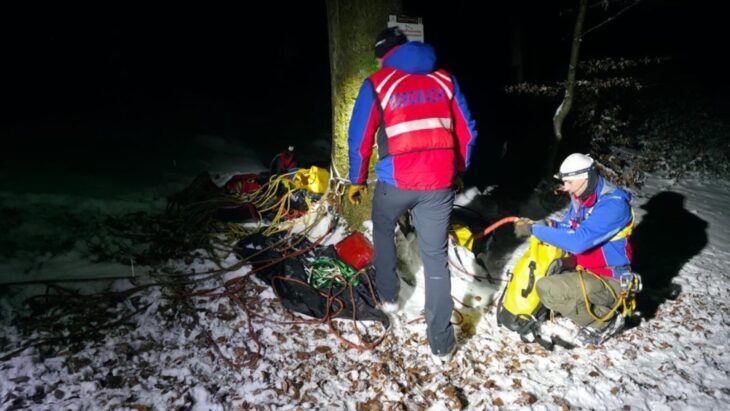 Weil ein aufmerksamer Ortskundiger Spuren am Eingang zum Windloch bei Großmeinfeld entdeckt hatte, rückten die Bergwachten Lauf-Hersbruck und Nürnberg, die Höhlenrettung Nordbayern, der First Responder Neuhaus und der Rettungsdienst aus.