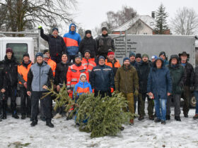 Dieses Team sammelte ausgediente Christbäume in Feucht ein.
