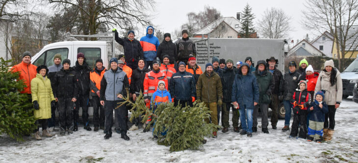 Dieses Team sammelte ausgediente Christbäume in Feucht ein.