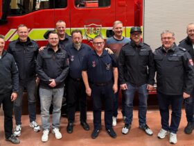 Das Bild zeigt (v. links) Martin Christen (Gemeindepräsident), Armin Steinbauer, Maximilian Fabinger, Norbert Thiel, Stefan von Allmen, Jürg Straubhaar, Adrian Stähli, Philip Deckert, Norbert Winkler und Uwe Holzinger.