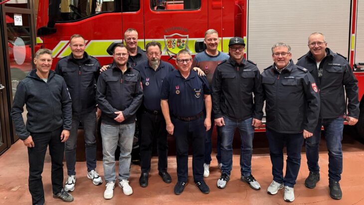 Das Bild zeigt (v. links) Martin Christen (Gemeindepräsident), Armin Steinbauer, Maximilian Fabinger, Norbert Thiel, Stefan von Allmen, Jürg Straubhaar, Adrian Stähli, Philip Deckert, Norbert Winkler und Uwe Holzinger.