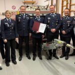 Das Bild zeigt von links Peter Uschalt (2. Bürgermeister), Arndt Eymold (2. Vorsitzender Feuerwehrverein Großviehberg), Kristina Stief (Vorsitzende Feuerwehrverein Großviehberg), Armin Steinbauer (Kommandant FFW Hersbruck), Stefan Loos (Kommandant FFW Großviehberg), Armin Löhner-Hoffmann (stellvertretender Kommandant FFW Großviehberg), Maximilian Fabinger (stellvertretender Kommandant FFW Hersbruck), Philip Deckert (2. Vorsitzender Feuerwehrverein Hersbruck) und Bürgermeister Robert Ilg.