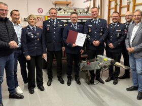 Das Bild zeigt von links Peter Uschalt (2. Bürgermeister), Arndt Eymold (2. Vorsitzender Feuerwehrverein Großviehberg), Kristina Stief (Vorsitzende Feuerwehrverein Großviehberg), Armin Steinbauer (Kommandant FFW Hersbruck), Stefan Loos (Kommandant FFW Großviehberg), Armin Löhner-Hoffmann (stellvertretender Kommandant FFW Großviehberg), Maximilian Fabinger (stellvertretender Kommandant FFW Hersbruck), Philip Deckert (2. Vorsitzender Feuerwehrverein Hersbruck) und Bürgermeister Robert Ilg.