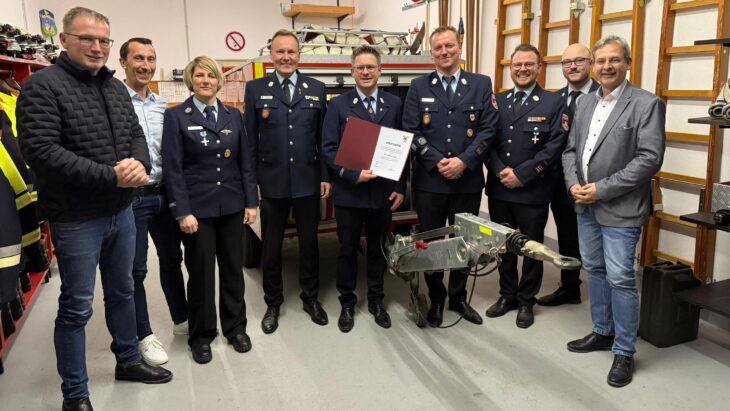 Das Bild zeigt von links Peter Uschalt (2. Bürgermeister), Arndt Eymold (2. Vorsitzender Feuerwehrverein Großviehberg), Kristina Stief (Vorsitzende Feuerwehrverein Großviehberg), Armin Steinbauer (Kommandant FFW Hersbruck), Stefan Loos (Kommandant FFW Großviehberg), Armin Löhner-Hoffmann (stellvertretender Kommandant FFW Großviehberg), Maximilian Fabinger (stellvertretender Kommandant FFW Hersbruck), Philip Deckert (2. Vorsitzender Feuerwehrverein Hersbruck) und Bürgermeister Robert Ilg.