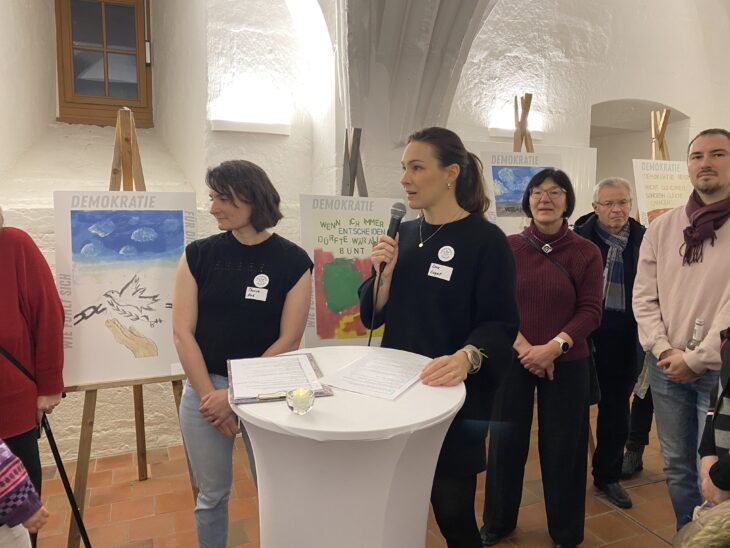 Theresa Hub (links) und Lena Lugert von der Initiative „(L)aufeinander zugehen“.