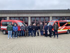 Die Gäste, darunter Kommandant Michal Fronek, und Stadträtin Jana Motlikova, vor der Laufer Feuerwache.