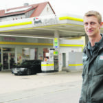 Andreas Oppel vor seiner Tankstelle in Gersdorf.