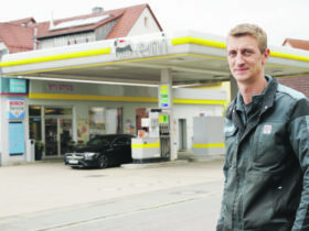 Andreas Oppel vor seiner Tankstelle in Gersdorf.