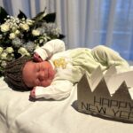 Auf dem Foto ist ein neugeborenes Baby zu sehen