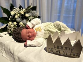 Auf dem Foto ist ein neugeborenes Baby zu sehen