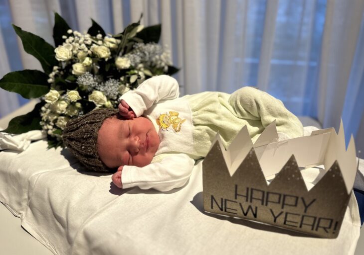 Auf dem Foto ist ein neugeborenes Baby zu sehen