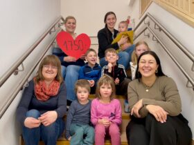 Der Kindergarten Kirchröttenbach nahm symbolisch die Spendensumme der Jungen Union Schnaittach entgegen.