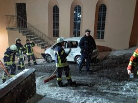 Ein Mitarbeiter eines Pflegedienstes kollidierte mit seinem Wagen mit der Kainsbacher Kirche.