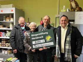 Wolfgang Plattmeier, Maria Hummer, Werner Strobel und Oliver Vogel (von links) bei der Spendenübergabe.