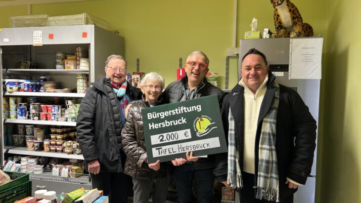 Wolfgang Plattmeier, Maria Hummer, Werner Strobel und Oliver Vogel (von links) bei der Spendenübergabe.