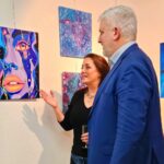 Künstlerin Tanja Jung und Bürgermeister Thomas Lang bei der Vernissage im Rathaus.