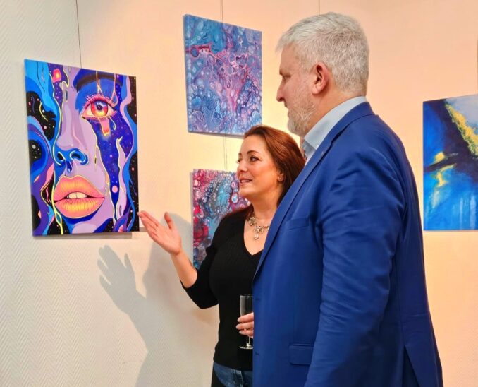 Künstlerin Tanja Jung und Bürgermeister Thomas Lang bei der Vernissage im Rathaus.