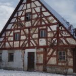 Das Fachwerkhaus in Winkelhaid wurde nach dem zweiten Markgrafenkrieg nach 1560 erbaut, im Kern wohl um 1600. Insbesondere die Fachwerkwand rechts vom Eingang datierte noch aus dieser Zeit.