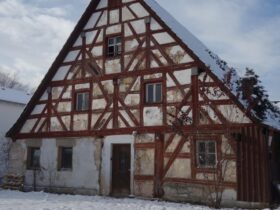 Das Fachwerkhaus in Winkelhaid wurde nach dem zweiten Markgrafenkrieg nach 1560 erbaut, im Kern wohl um 1600. Insbesondere die Fachwerkwand rechts vom Eingang datierte noch aus dieser Zeit.
