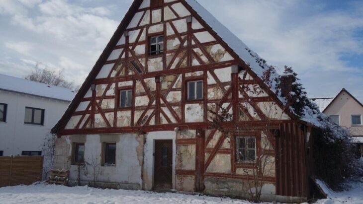 Das Fachwerkhaus in Winkelhaid wurde nach dem zweiten Markgrafenkrieg nach 1560 erbaut, im Kern wohl um 1600. Insbesondere die Fachwerkwand rechts vom Eingang datierte noch aus dieser Zeit.