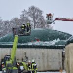 Mit Drehleitern versuchten Feuerwehrleute aus dem gesamten Dienstbezirk eins, das Tragluftdach der Püscheldorfer Biogasanlage vom schweren Schnee zu befreien.