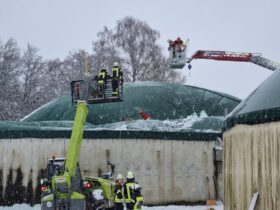 Mit Drehleitern versuchten Feuerwehrleute aus dem gesamten Dienstbezirk eins, das Tragluftdach der Püscheldorfer Biogasanlage vom schweren Schnee zu befreien.
