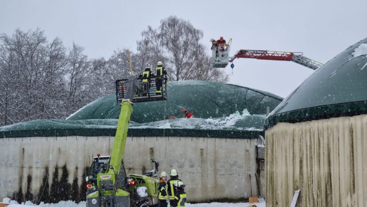 Mit Drehleitern versuchten Feuerwehrleute aus dem gesamten Dienstbezirk eins, das Tragluftdach der Püscheldorfer Biogasanlage vom schweren Schnee zu befreien.