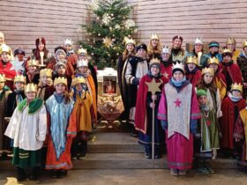 Zahlreiche Sternsingergruppen waren in der Pfarrei Heldmannsberg/Pommelsbrunn unterwegs. Ein Teil davon ist hier beim Familiengottesdienst in Happurg zu sehen.