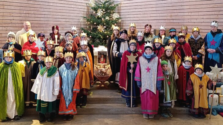 Zahlreiche Sternsingergruppen waren in der Pfarrei Heldmannsberg/Pommelsbrunn unterwegs. Ein Teil davon ist hier beim Familiengottesdienst in Happurg zu sehen.