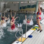 Dynamische Einheit im Wasser: Schwimmausbilder der Wasserwacht Nürnberger Land bekommen neue Impulse für die kommende Schwimmsaison.