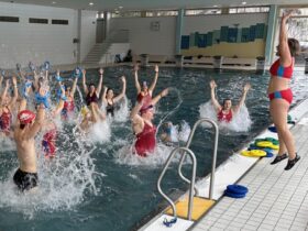 Dynamische Einheit im Wasser: Schwimmausbilder der Wasserwacht Nürnberger Land bekommen neue Impulse für die kommende Schwimmsaison.