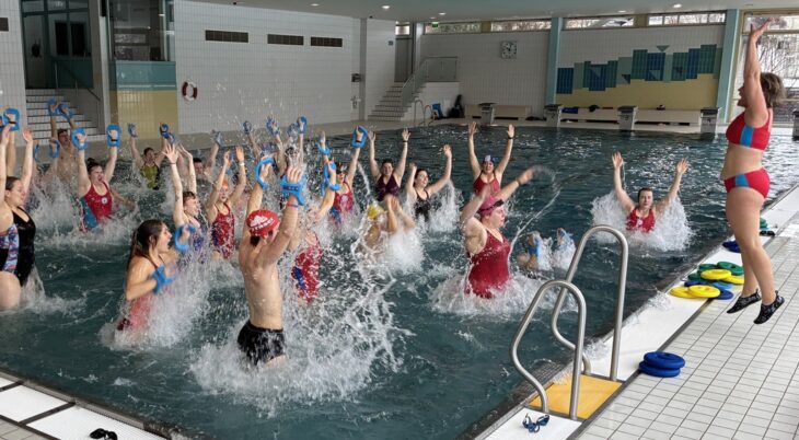 Dynamische Einheit im Wasser: Schwimmausbilder der Wasserwacht Nürnberger Land bekommen neue Impulse für die kommende Schwimmsaison.