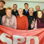 Mit Gerhard Pfeiffer (hintere Reihe, rechts) an der Spitze geht die Leinburger SPD in die Kommunalwahl im März 2026. Wie schon 2020 kandidiert Pfeiffer als Bürgermeisterkandidat der Sozialdemokraten.
