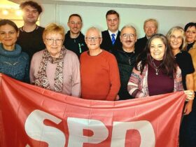 Mit Gerhard Pfeiffer (hintere Reihe, rechts) an der Spitze geht die Leinburger SPD in die Kommunalwahl im März 2026. Wie schon 2020 kandidiert Pfeiffer als Bürgermeisterkandidat der Sozialdemokraten.
