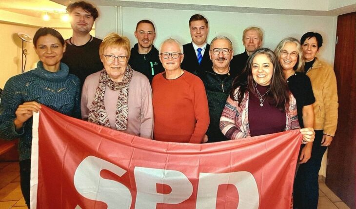 Mit Gerhard Pfeiffer (hintere Reihe, rechts) an der Spitze geht die Leinburger SPD in die Kommunalwahl im März 2026. Wie schon 2020 kandidiert Pfeiffer als Bürgermeisterkandidat der Sozialdemokraten.