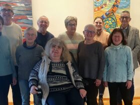Leinburgs Behindertenbeauftragte Margit Dickas (3.v.r.) und Angelika Feisthammel (vorne, Mitte), die Behindertenbeauftragte des Landkreises mit ihren Kollegen aus Lauf, Hersbruck, Altdorf, Schwaig, Rückersdorf, Röthenbach, Ottensoos sowie Leinburgs Bürgermeister Thomas Kraußer (2. von rechts).