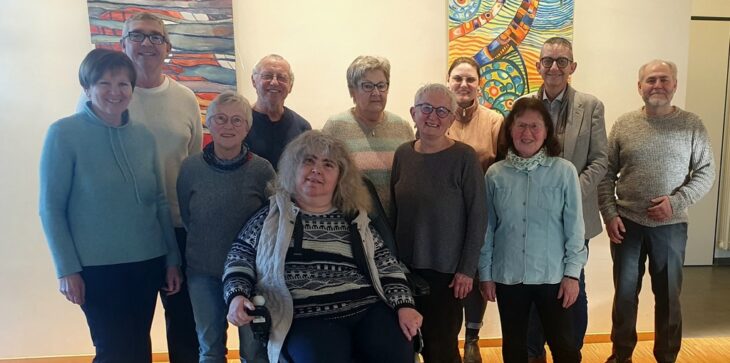 Leinburgs Behindertenbeauftragte Margit Dickas (3.v.r.) und Angelika Feisthammel (vorne, Mitte), die Behindertenbeauftragte des Landkreises mit ihren Kollegen aus Lauf, Hersbruck, Altdorf, Schwaig, Rückersdorf, Röthenbach, Ottensoos sowie Leinburgs Bürgermeister Thomas Kraußer (2. von rechts).