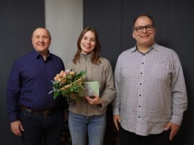 Erster Bürgermeister Jörg Kotzur, Christkind Johanna Bauer, Weihnachtsmann Alexander Hommel (von links).