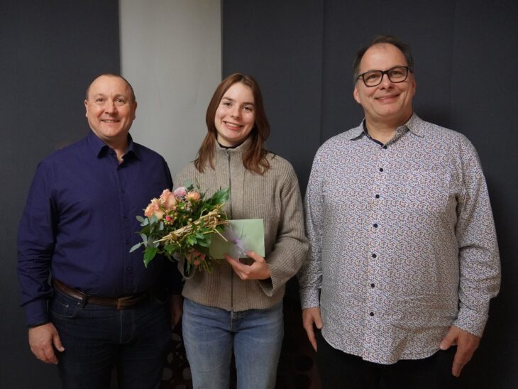 Erster Bürgermeister Jörg Kotzur, Christkind Johanna Bauer, Weihnachtsmann Alexander Hommel (von links).