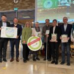 Von links: Dietmar Weber (VR-Teilhaberbank, Geschäftsstellenleiter), Bürgermeister Thomas Wittmann, Landrat Armin Kroder, Schulleiterin Petra Götz, Doris Knoll (Bildungsregion), Hans Zeller (Kolibri Eine-Welt-Laden), Annegret Herpich (VR-Teilhaberbank), Andreas Sagolla (Sehzentrum Sagolla) und Konrektorin Doris Trini-Maschler.