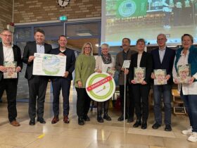 Von links: Dietmar Weber (VR-Teilhaberbank, Geschäftsstellenleiter), Bürgermeister Thomas Wittmann, Landrat Armin Kroder, Schulleiterin Petra Götz, Doris Knoll (Bildungsregion), Hans Zeller (Kolibri Eine-Welt-Laden), Annegret Herpich (VR-Teilhaberbank), Andreas Sagolla (Sehzentrum Sagolla) und Konrektorin Doris Trini-Maschler.