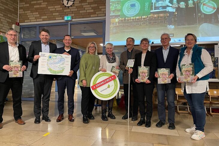 Von links: Dietmar Weber (VR-Teilhaberbank, Geschäftsstellenleiter), Bürgermeister Thomas Wittmann, Landrat Armin Kroder, Schulleiterin Petra Götz, Doris Knoll (Bildungsregion), Hans Zeller (Kolibri Eine-Welt-Laden), Annegret Herpich (VR-Teilhaberbank), Andreas Sagolla (Sehzentrum Sagolla) und Konrektorin Doris Trini-Maschler.