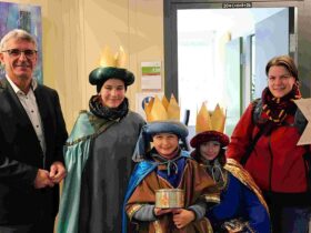 Amtierender Landrat Helmut Brückner empfängt die Sternsinger.