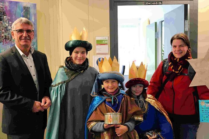 Amtierender Landrat Helmut Brückner empfängt die Sternsinger.