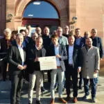 Bayerns Umweltminister Thorsten Glauber (vorne Zweiter v. links) übergab das Qualitätssiegel „Stützpunkt der Initiative Verbraucherbildung Bayern“ persönlich an Felix Steffan, den Leiter der Vhs Hersbrucker Schweiz. Mit ihm freuten sich Bürgermeister Robert Ilg (vorne links), Landrat Armin Kroder (vorne Zweiter v. rechts), die Bürgermeister der Vhs-Mitgliedsgemeinden, Stadträte sowie Dozenten und Mitarbeiter der Volkshochschule.