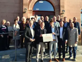 Bayerns Umweltminister Thorsten Glauber (vorne Zweiter v. links) übergab das Qualitätssiegel „Stützpunkt der Initiative Verbraucherbildung Bayern“ persönlich an Felix Steffan, den Leiter der Vhs Hersbrucker Schweiz. Mit ihm freuten sich Bürgermeister Robert Ilg (vorne links), Landrat Armin Kroder (vorne Zweiter v. rechts), die Bürgermeister der Vhs-Mitgliedsgemeinden, Stadträte sowie Dozenten und Mitarbeiter der Volkshochschule.