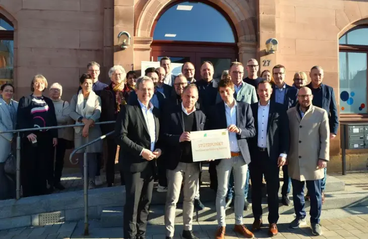 Bayerns Umweltminister Thorsten Glauber (vorne Zweiter v. links) übergab das Qualitätssiegel „Stützpunkt der Initiative Verbraucherbildung Bayern“ persönlich an Felix Steffan, den Leiter der Vhs Hersbrucker Schweiz. Mit ihm freuten sich Bürgermeister Robert Ilg (vorne links), Landrat Armin Kroder (vorne Zweiter v. rechts), die Bürgermeister der Vhs-Mitgliedsgemeinden, Stadträte sowie Dozenten und Mitarbeiter der Volkshochschule.
